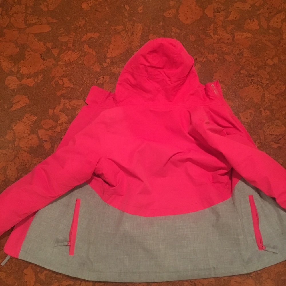 i’m selling an O’Neill ski jacket